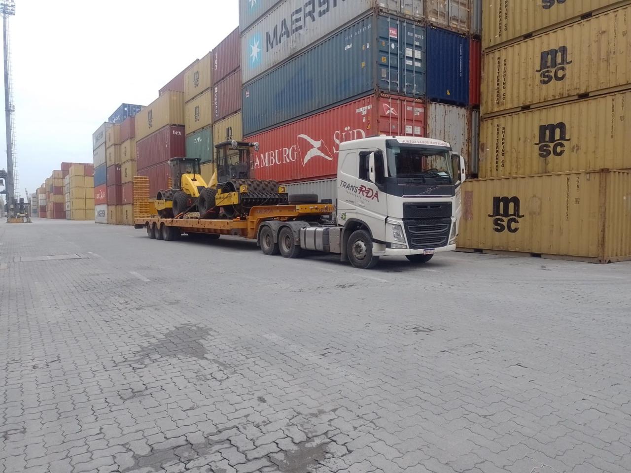 Caminhão RDA em terminal de contêineres para operação de importação e exportação